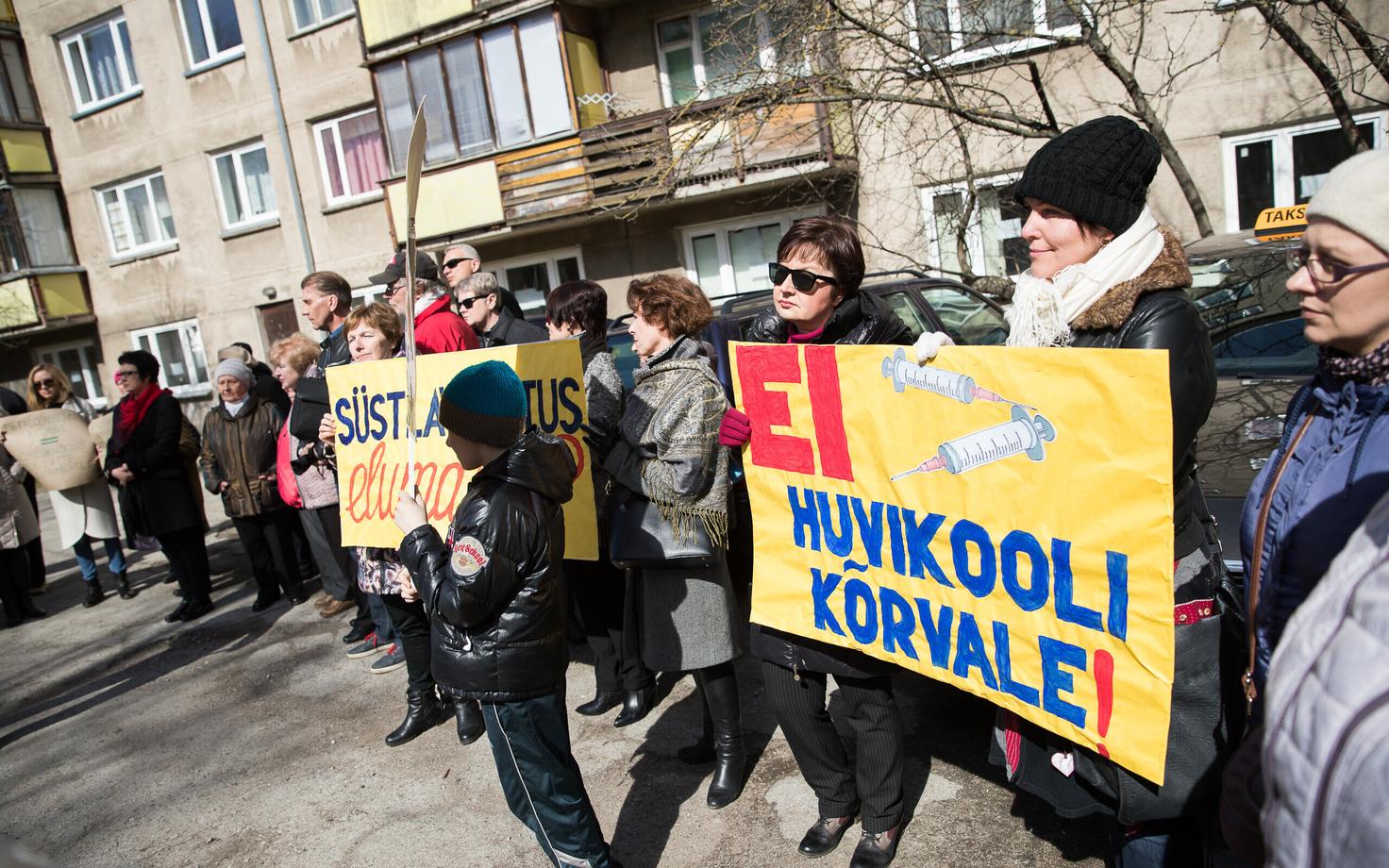 Протест против открытия пункта обмена шприцев на улице Ситси.