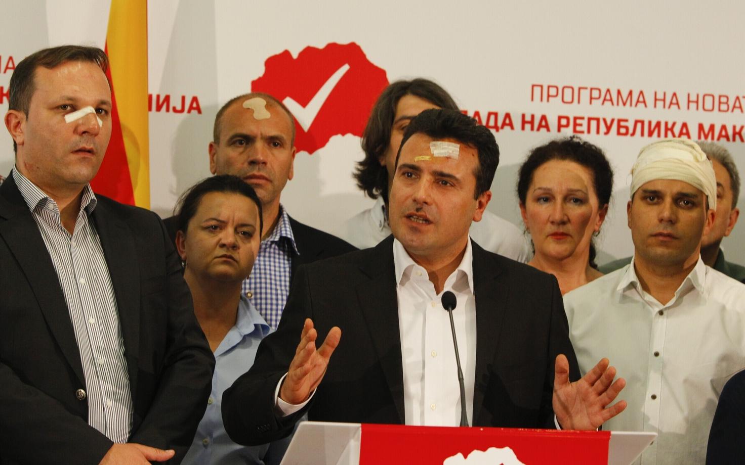 Zoran Zaev (keskel) aprillis pärast kähmlust parlamenti tunginud rahvuslastega.