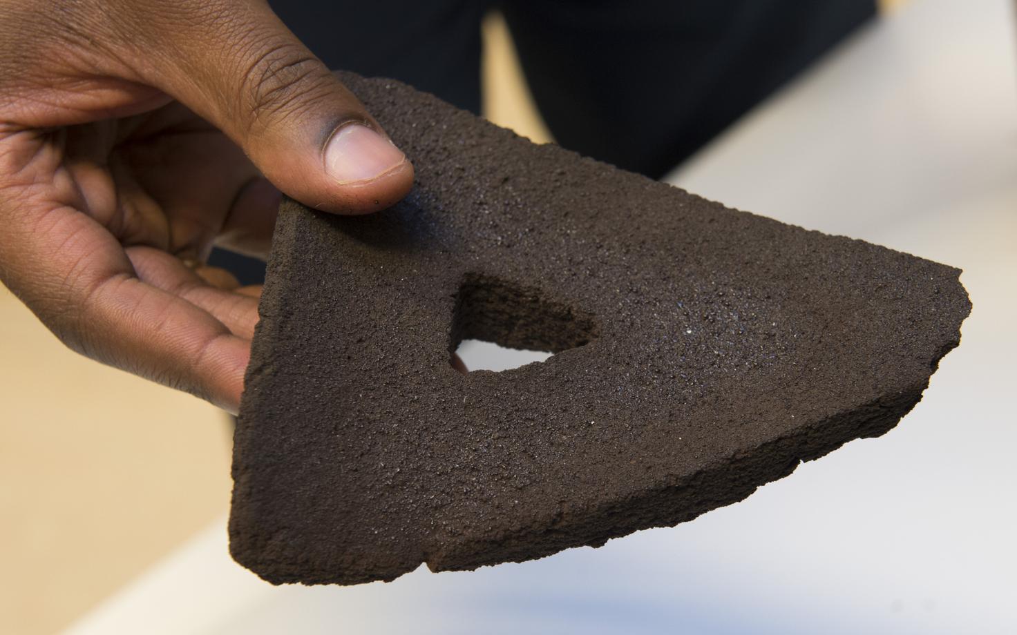 Kuutolmust 3D-prinditud tellis.