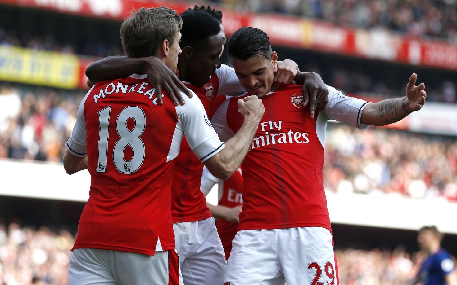Granit Xhaka (paremalt), Danny Welbeck ja Nacho Monreal.
