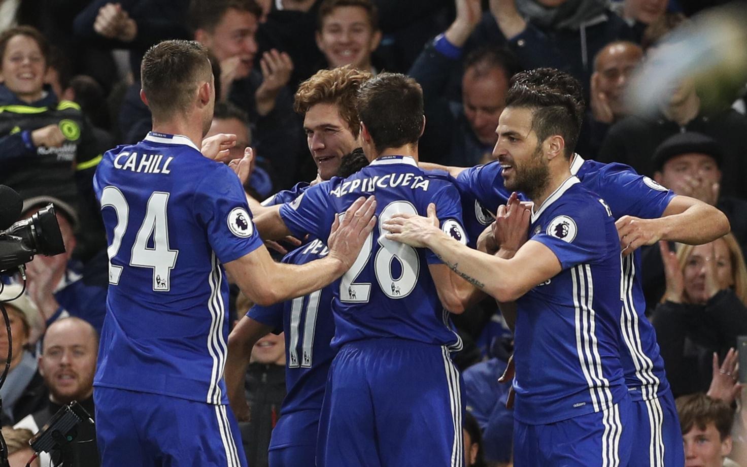 Chelsea mängijad rõõmustamas.