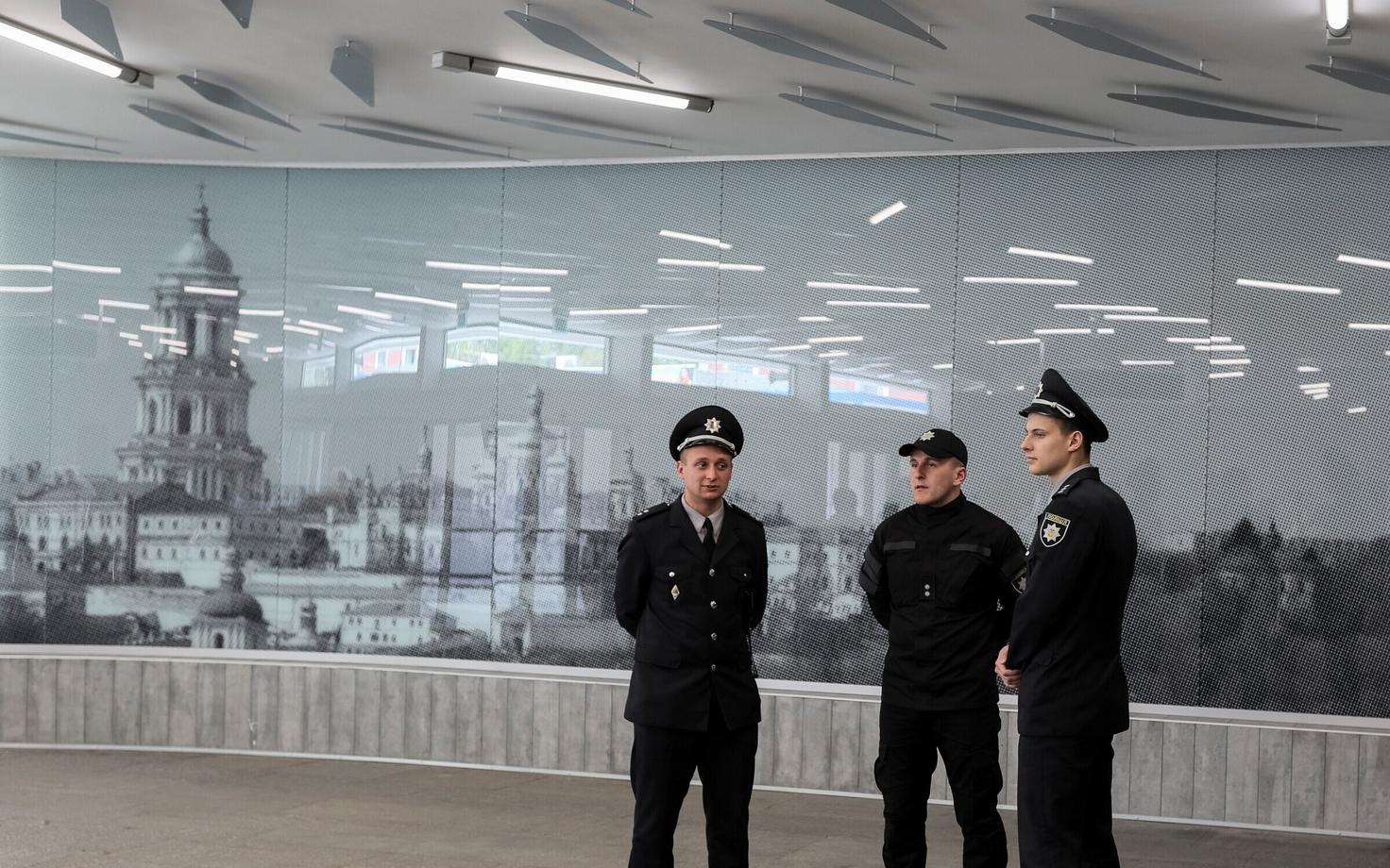 Патруль около Международного выставочного центра в Киеве.