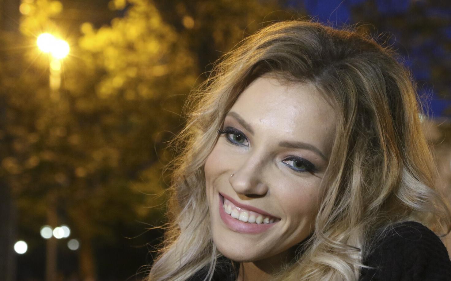 Юлия Самойлова дает интервью журналистам перед выступлением в Крыму.