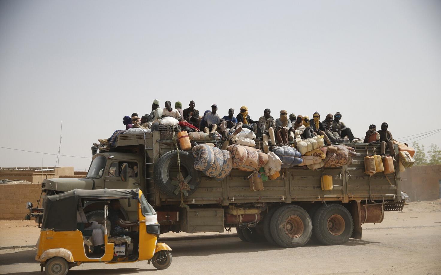 Migrandid Nigeris Agadezi linna juures teel Liibüa suunas, 2015. aasta foto.