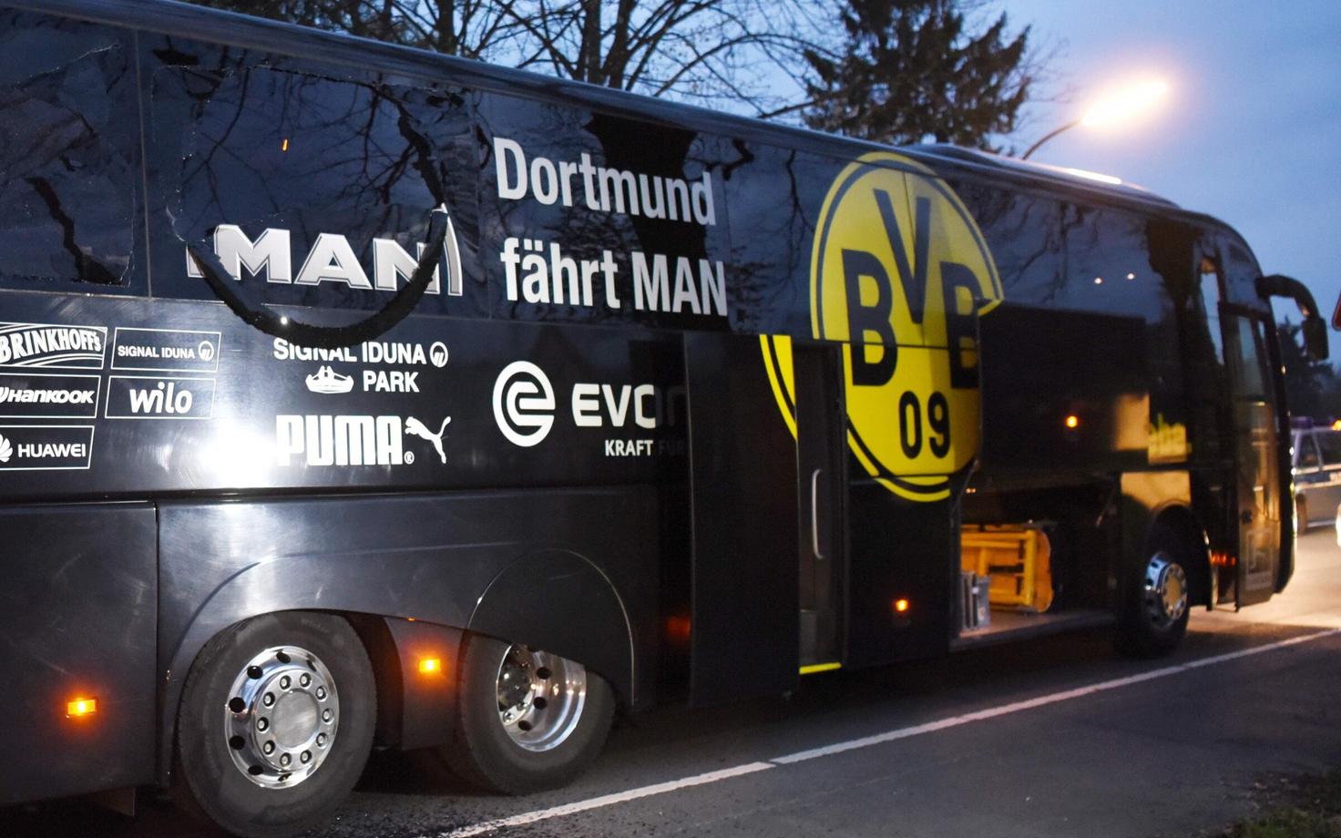 Borussia Dortmundi buss pärast pommirünnakut.