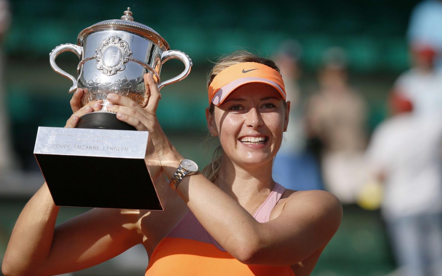 Мария Шарапова с кубком Сюзан Ленглен после победы в финале Roland Garros в 2014 году.