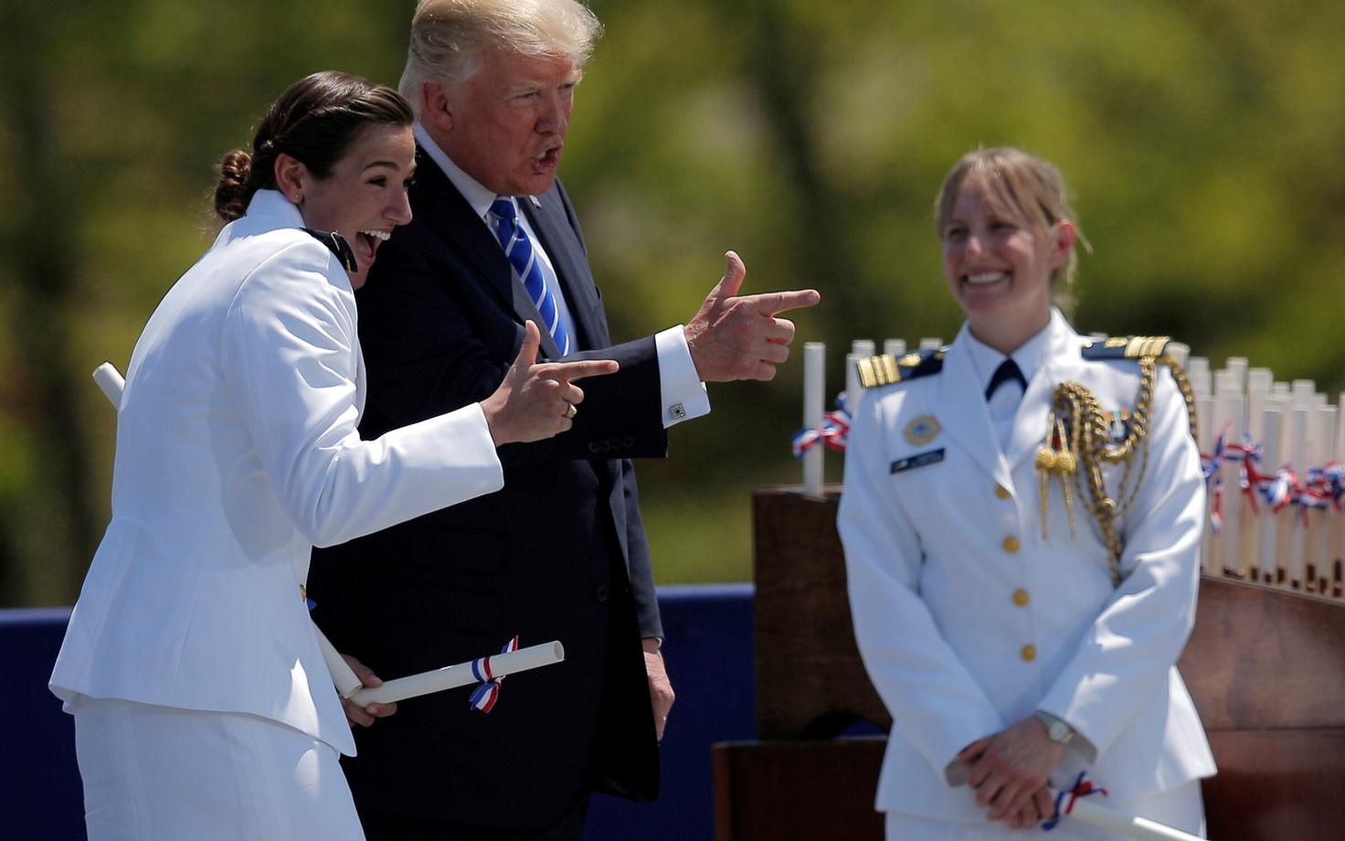 President Trump poseerib USA piirivalveakadeemia lõputseremoonial kadettidega.