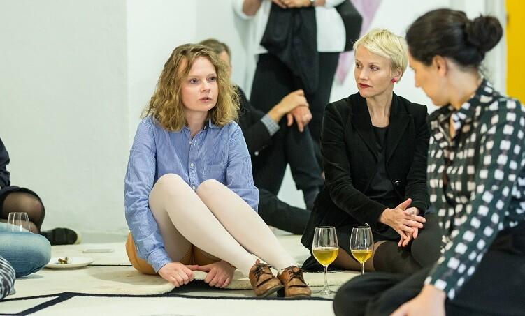 Merike Estna tutvustamas enda kunstnikupraktikat, istutakse Estna vaiba-installatsioonil.