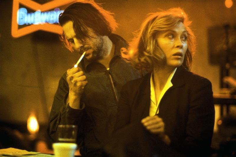 Bukowski ühe õnnestunuma ekraniseeringu „Baarikärbes“ saamisloost on vanameister ise kirjutanud suurepäraselt absurdse ja iroonilise raamatu „Hollywood“. Kaader filmist „Baarikärbes“.