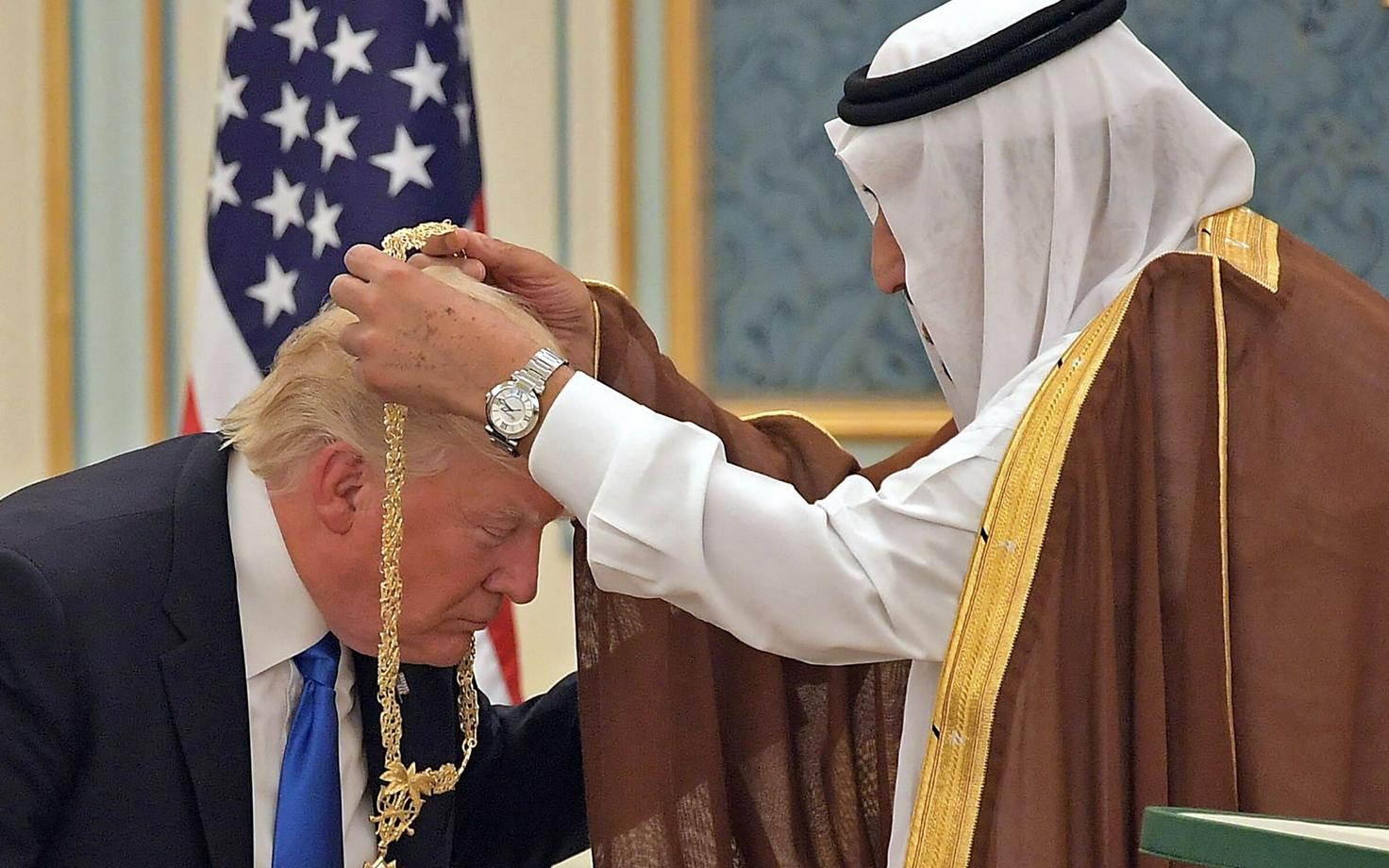 Президент США Дональд Трамп с королем Саудовской Аравии Сальманом бен Абдель Азиз Аль Саудом.