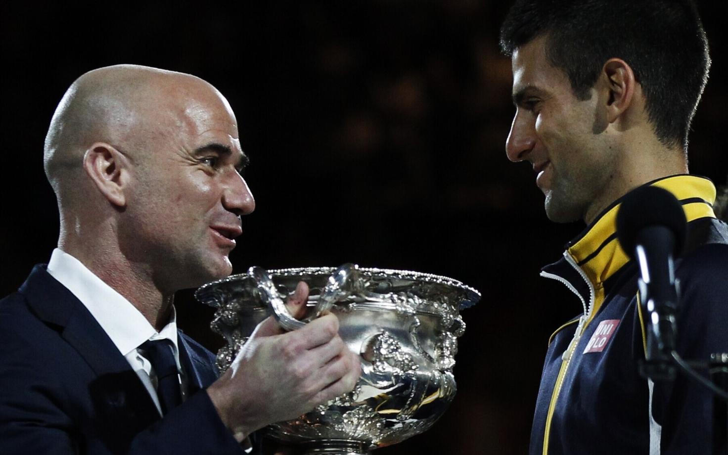 2013. aastal andis Andre Agassi Novak Djokovicile üle Austraalia lahtiste võidukarika.