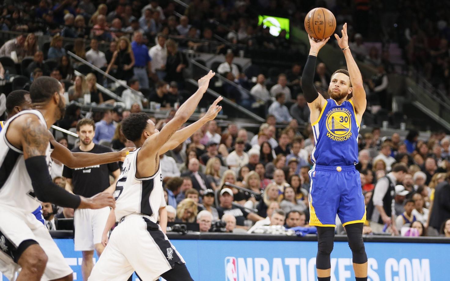 Stephen Curry (viskel) tõi Warriorsile 36 punkti.