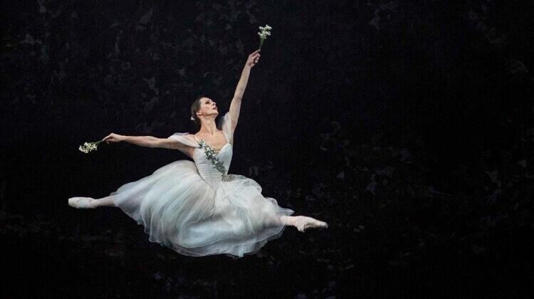 Giselle Luana Georgi kehastuses.