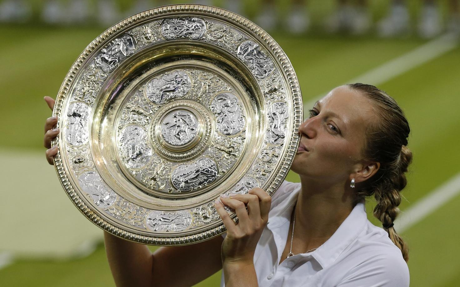 Petra Kvtiova 2014. aasta Wimbledoni võidutrofeega.