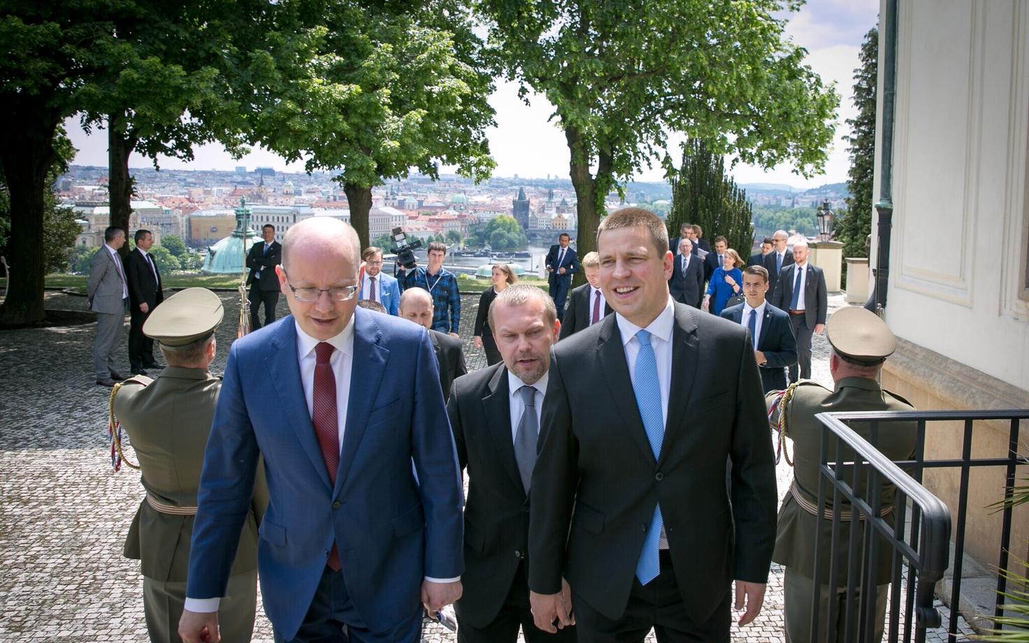 Премьер-министры Чехии и Эстонии Богуслав Соботка (слева) и Юри Ратас.
