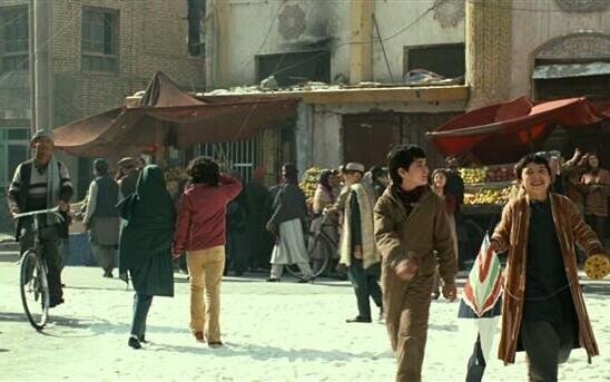 Jäädvustus Marc Forsteri filmist „Lohelennutaja“ („The Kite Runner“, 2007). Film põhineb Khaled Hosseini 2003. aastal ilmunud samanimelisel romaanil (ee „Lohejooksja“, 2008). Filmis mängivad kaht peaosalist lastena Zekeria Ebrahimi (vasakul) ja Ahmad Khan