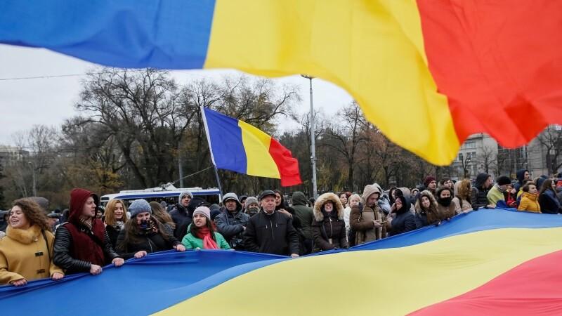 Жители Кишинева и флаги Молдовы.