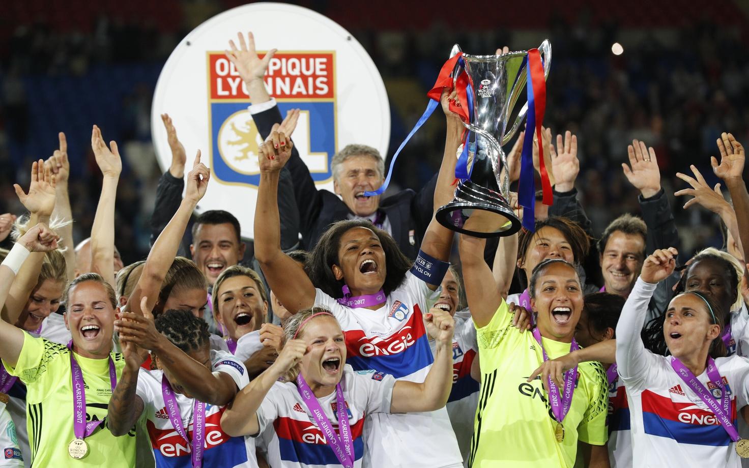 Võidukas Lyoni naiskond, keskel karikaga Wendie Renard ja Sarah Bouhaddi.