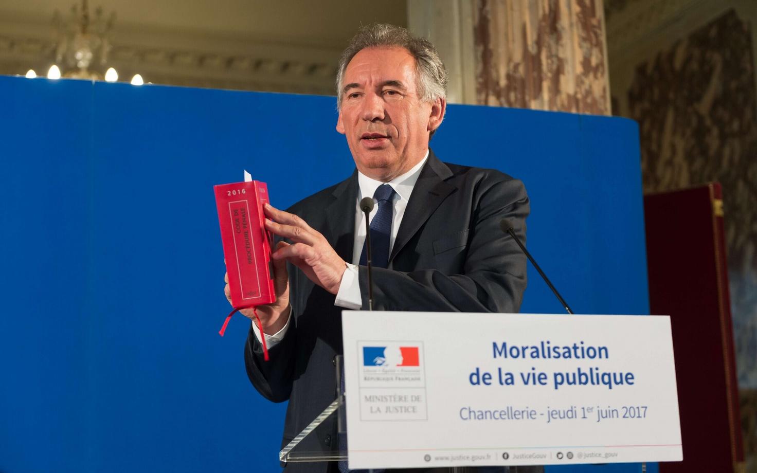 Prantsuse justiitsminister François Bayrou eelnõu tutvustamas.