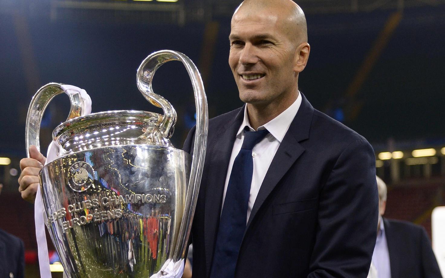 Zinedine Zidane võidukarikaga.