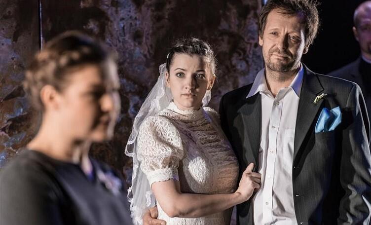 Filmiga võrreldes on lavastuses raskem aru saada, miks abiellub Jan (Ivo Uukkivi) just Bessiga (Marian Heinat). Katrin Pärna kehastatud Dodo (fotol vasakul) mõjub aga laval soojema ja inimlikumana. Andres Keil