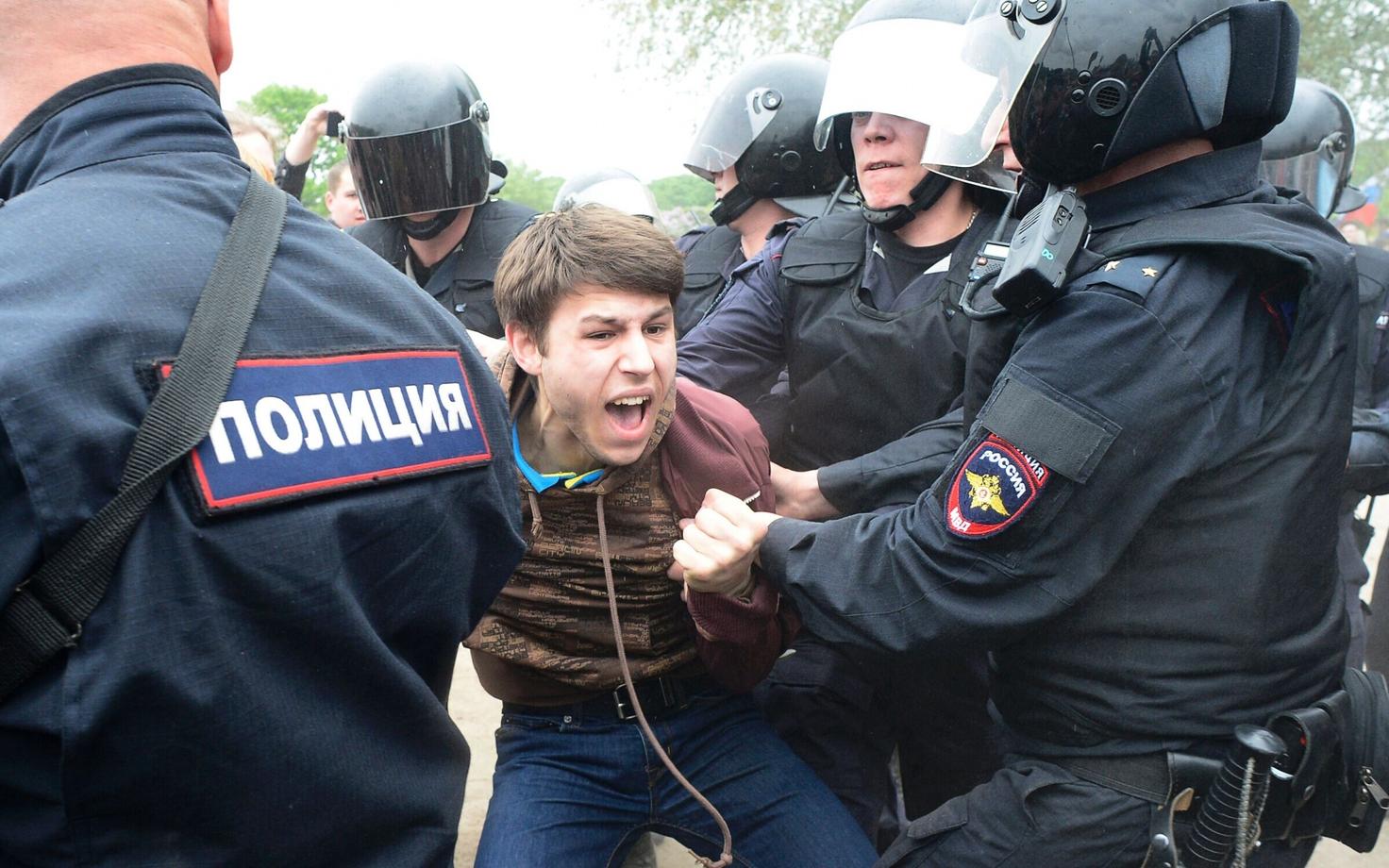 Участник несанкционированной акции протеста в Санкт-Петербурге.