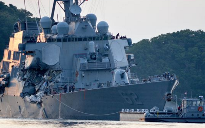 Поврежденный эсминец Fitzgerald на базе ВМС в Йокосуке.