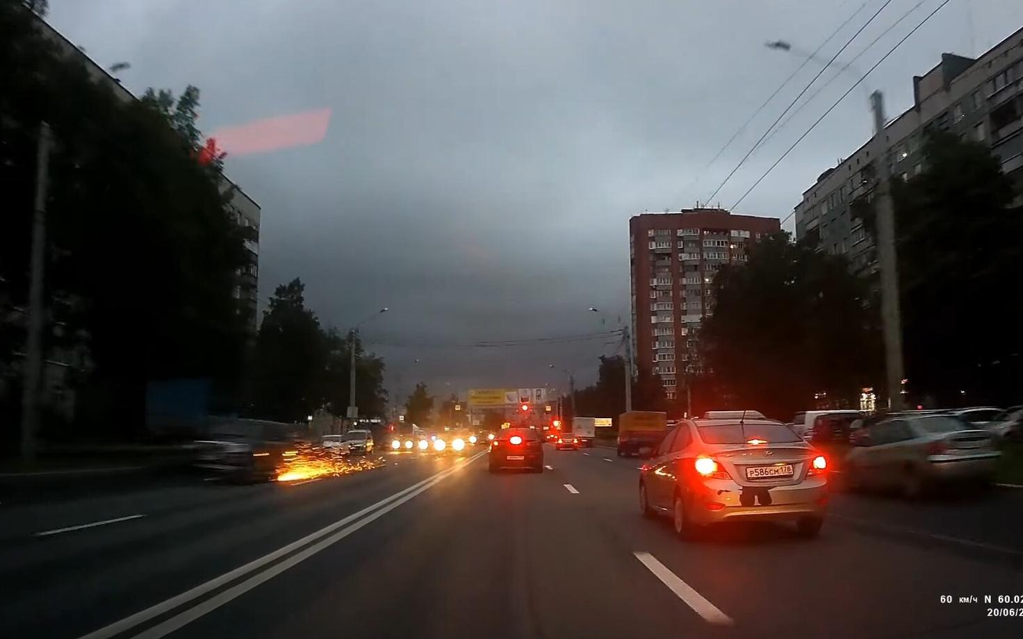 Джип наркоторговцев уходит от полиции с прострелянной шиной.