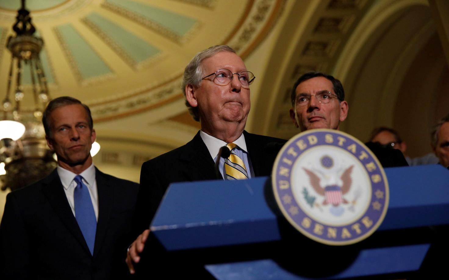 USA senati enamuse liider Mitch McConnell (keskel) Obamacare'i tühistamise eelnõud tutvustamas.