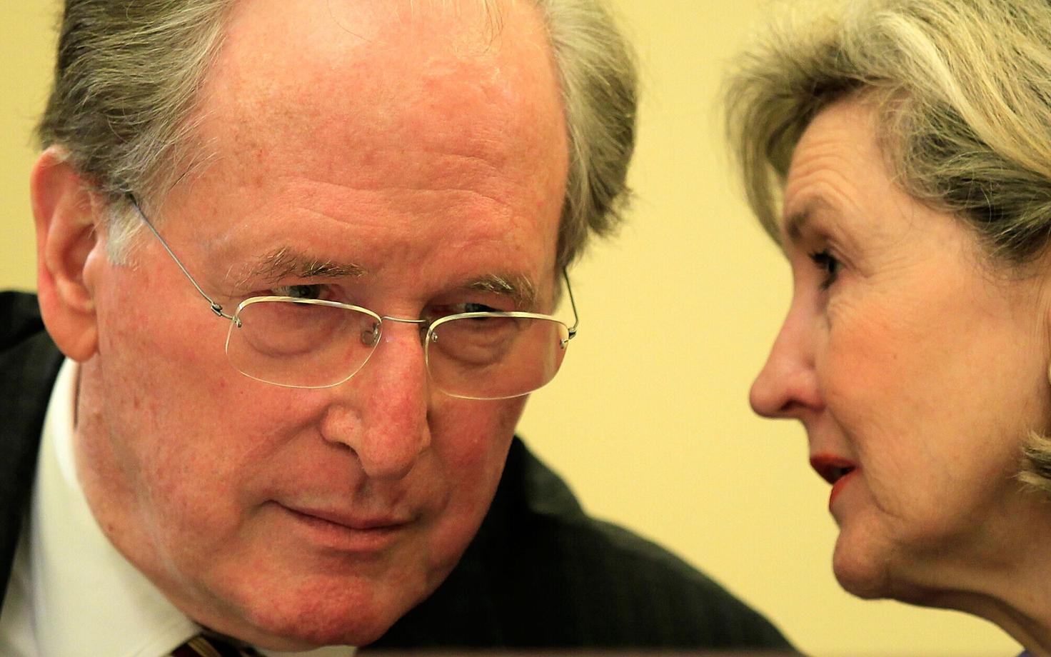 Kay Bailey Hutchison (paremal) vestlemas senaator John Rockefelleriga.