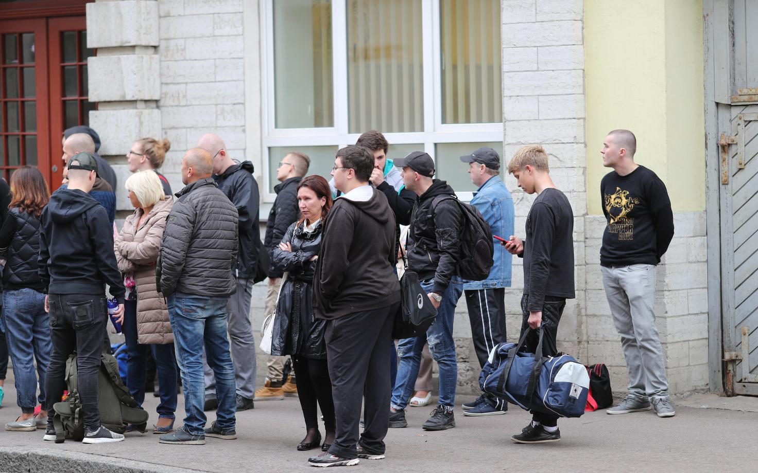 Призывники готовятся к отправлению в армию.