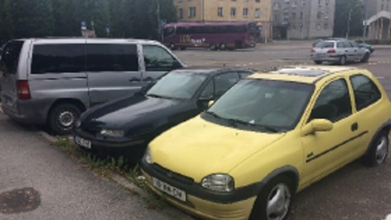 Брошенные автомобили вредят имиджу Нарвы, считает администрация отеля.