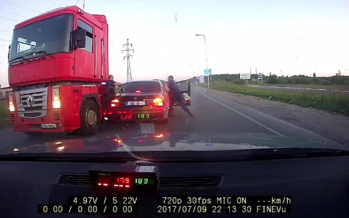 Полицейские задерживают пьяного водителя.