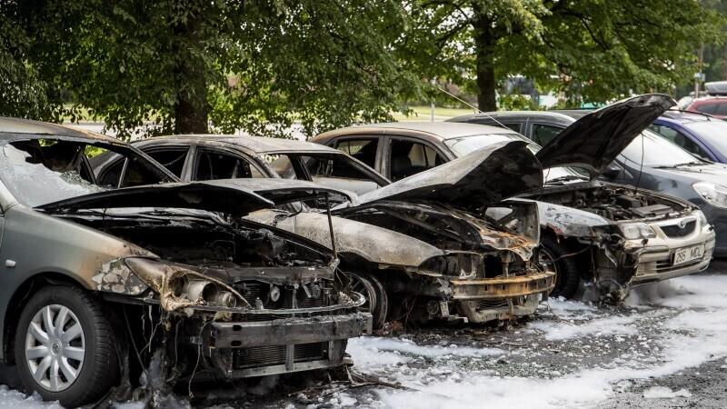 Три автомашины были полностью уничтожены огнем.