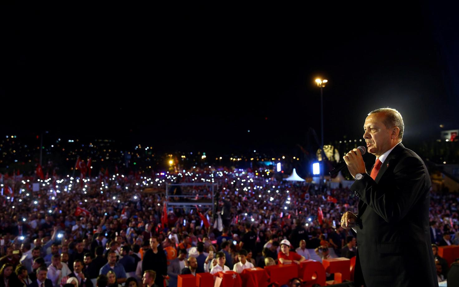 President Erdogan Bosporuse silla juures riigipöördekatse mahasurumise aastapäeval toetajaid tervitamas.