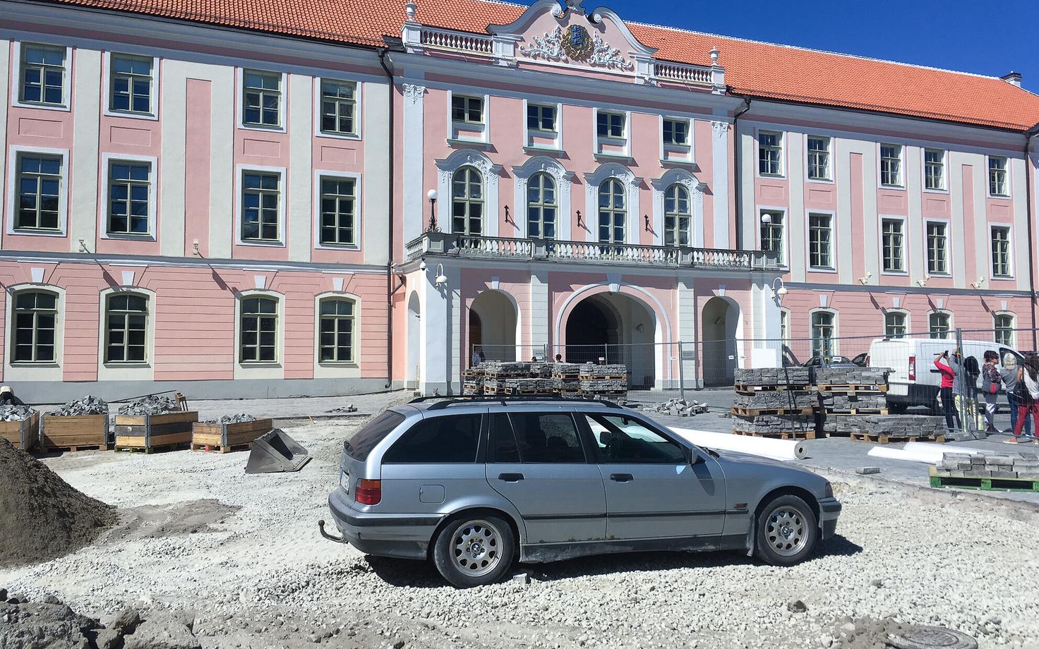 Ehitustööd Toompeal riigikogu esisel platsil.
