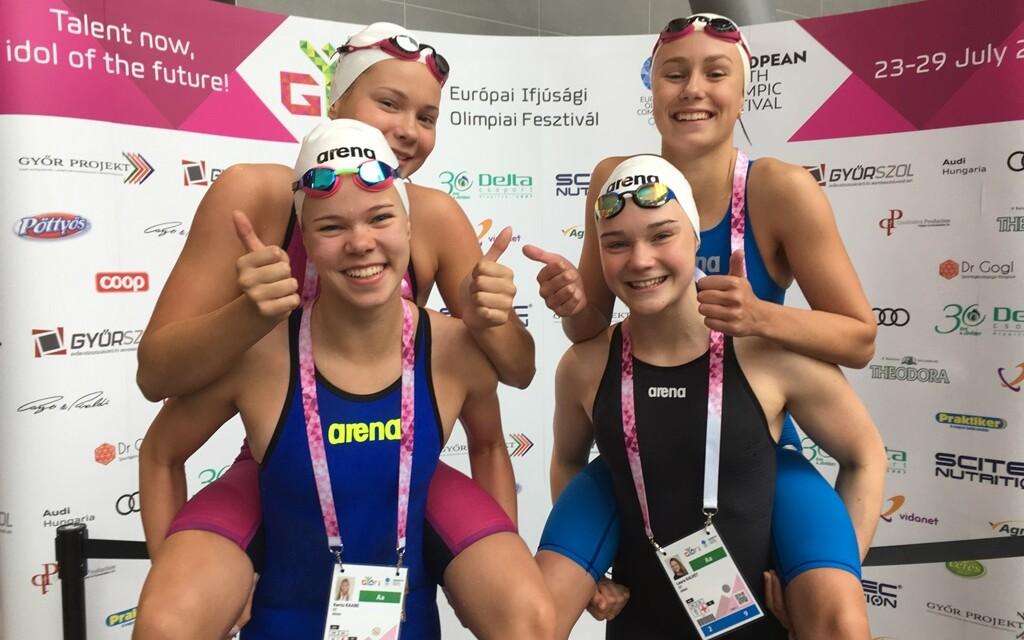 Eesti ujumisnaiskond koosseisus Kertu Kaare, Laura Kalvet, Laurika Lint ja Melissa Priidel.