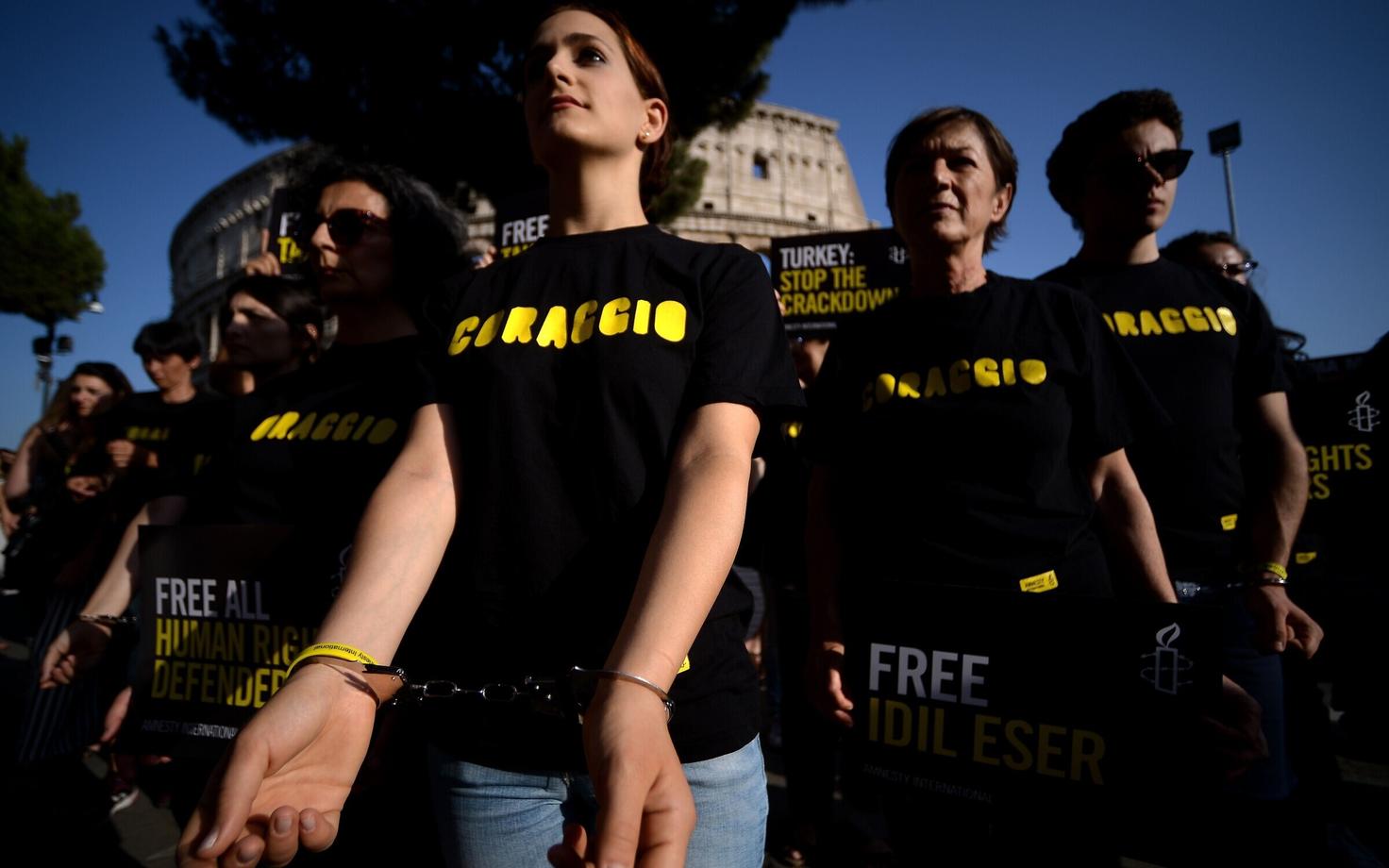 Amnesty aktivistid protestisid juulis organisatsiooni liikmete vahistamise vastu Türgis.