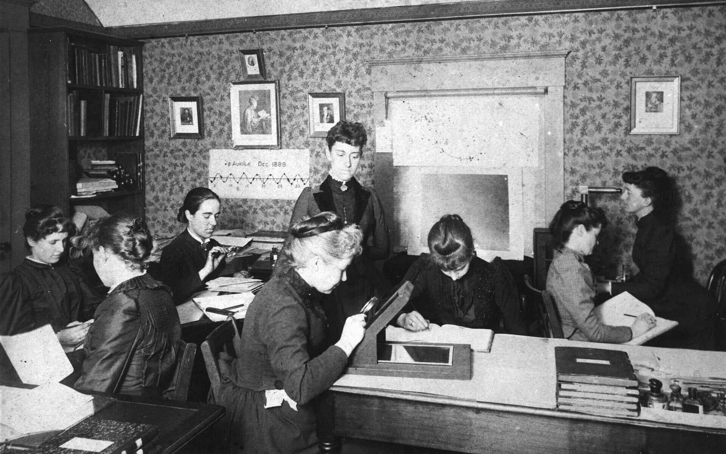 „Harvardi arvutajad“ ehk „Pickeringi haarem“ 1890. aasta paiku tööhoos fotoplaate luubiga uurimas ja andmeid analüüsimas. Püsti seisab Williamina Fleming, kes töötas algselt Harvardi observatooriumi direktori Edward Pickeringi teenijatüdrukuna. 1881. aast
