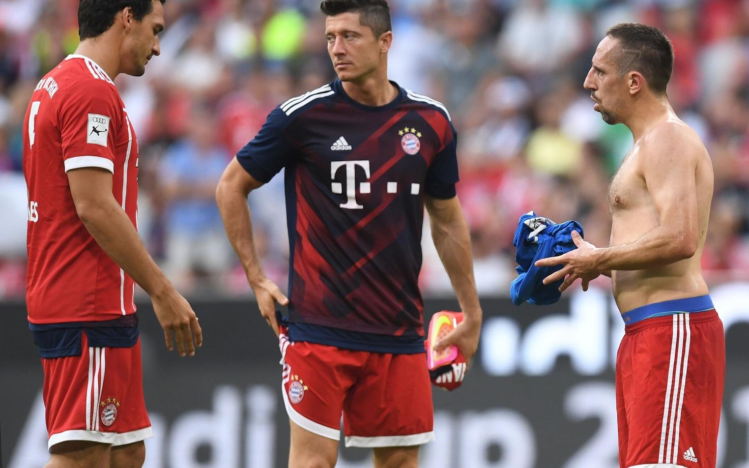 Müncheni Bayerni mängijad Mats Hummels (vasakult), Robert Lewandowsky ja Franck Ribery pärast kaotust Napolile.