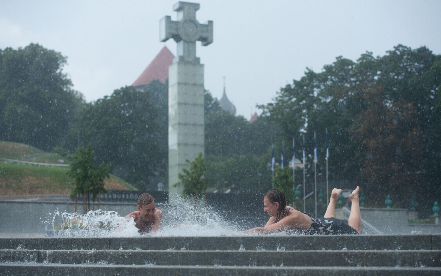 Paduvihm Tallinna kesklinnas Vabaduse väljakul.