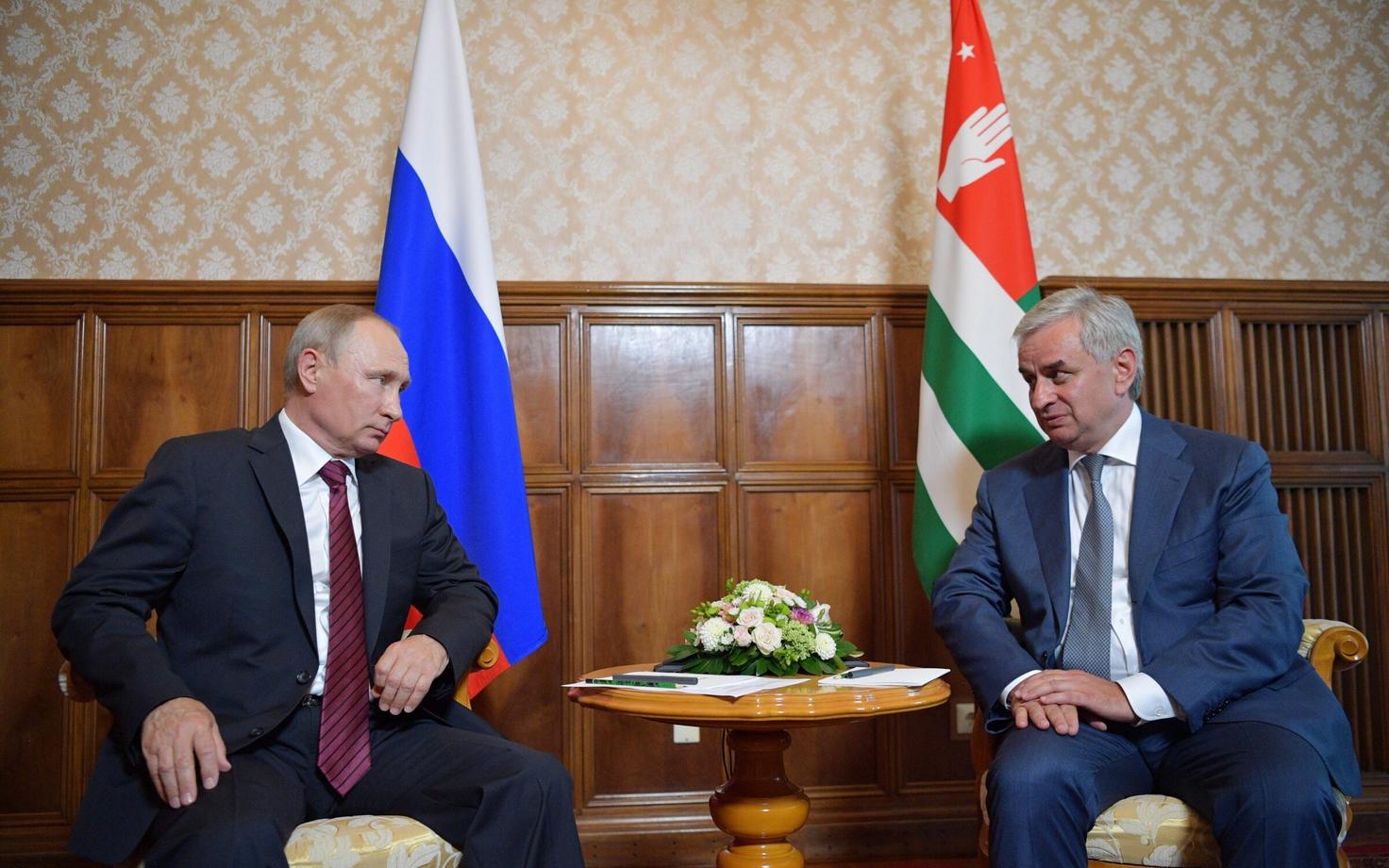 Владимир Путин (слева) и Рауль Хаджимба.