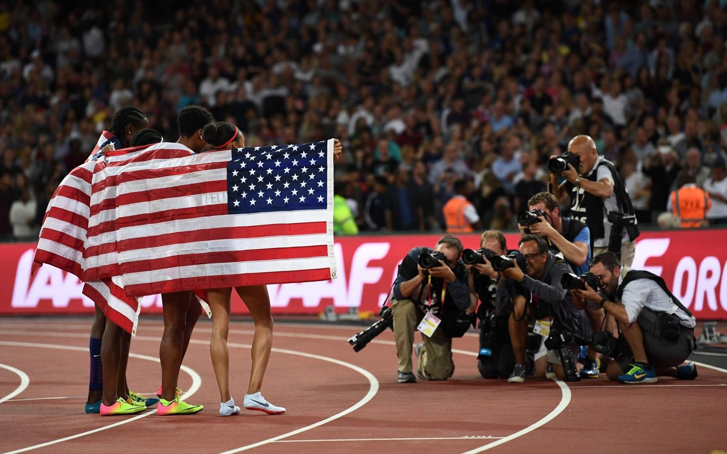 Kümnenda kuldmedali võitis USA naiste 4x400 m teatejooksus.
