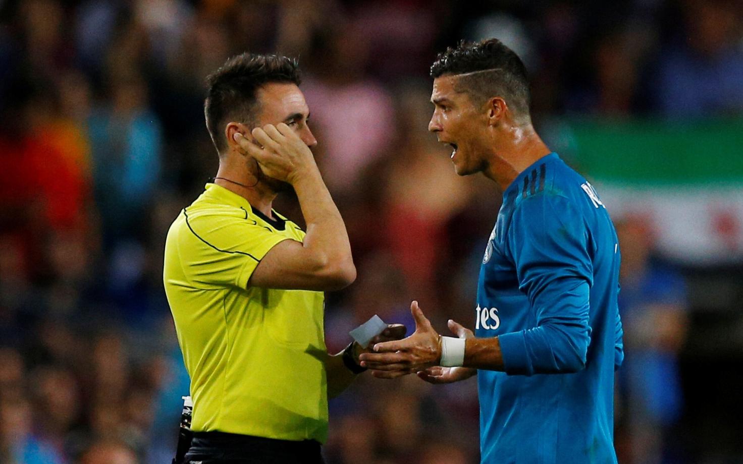 Cristiano Ronaldo ja kohtunik Ricardo de Burgos Bengtoetxea.
