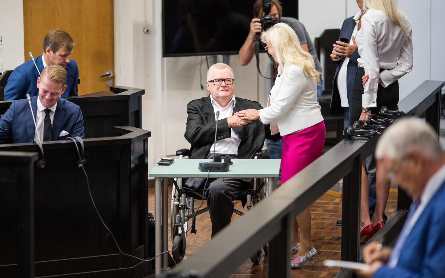Kohtuistungitel viibides pole Edgar Savisaar jalaproteesi kasutanud.