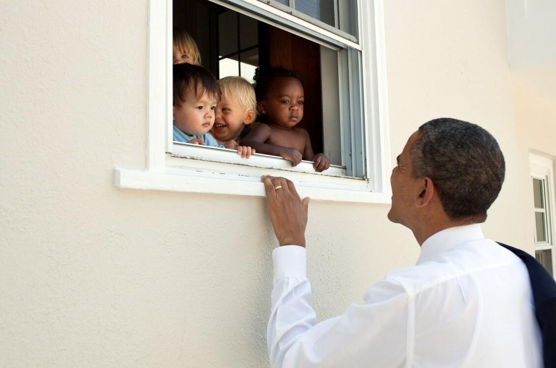 Obama riputas säutsu kõrvale pildi endast naeratamas koos erineva nahavärviga laste grupiga.
