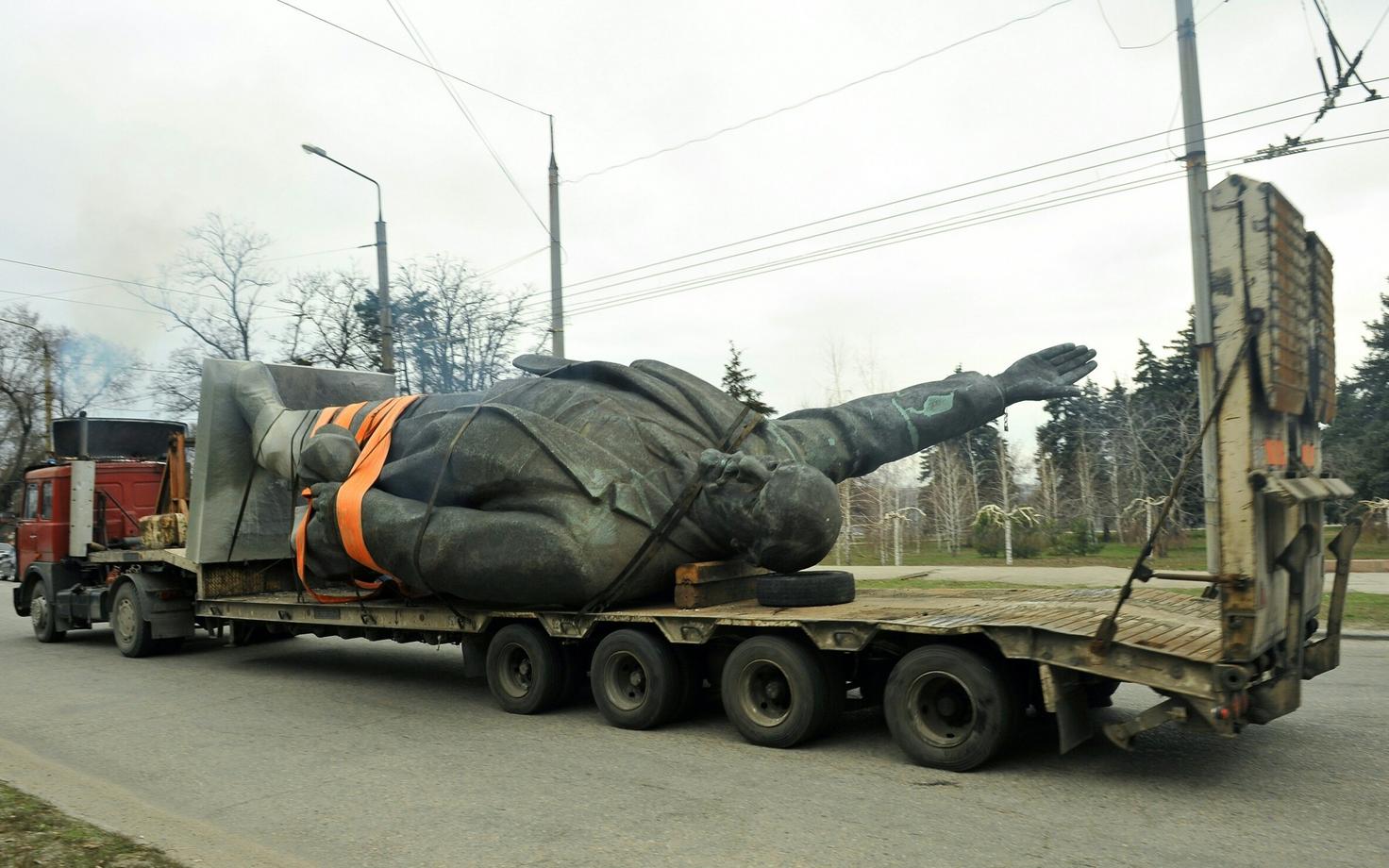 Вывоз памятника Ленину в Запорожской области.