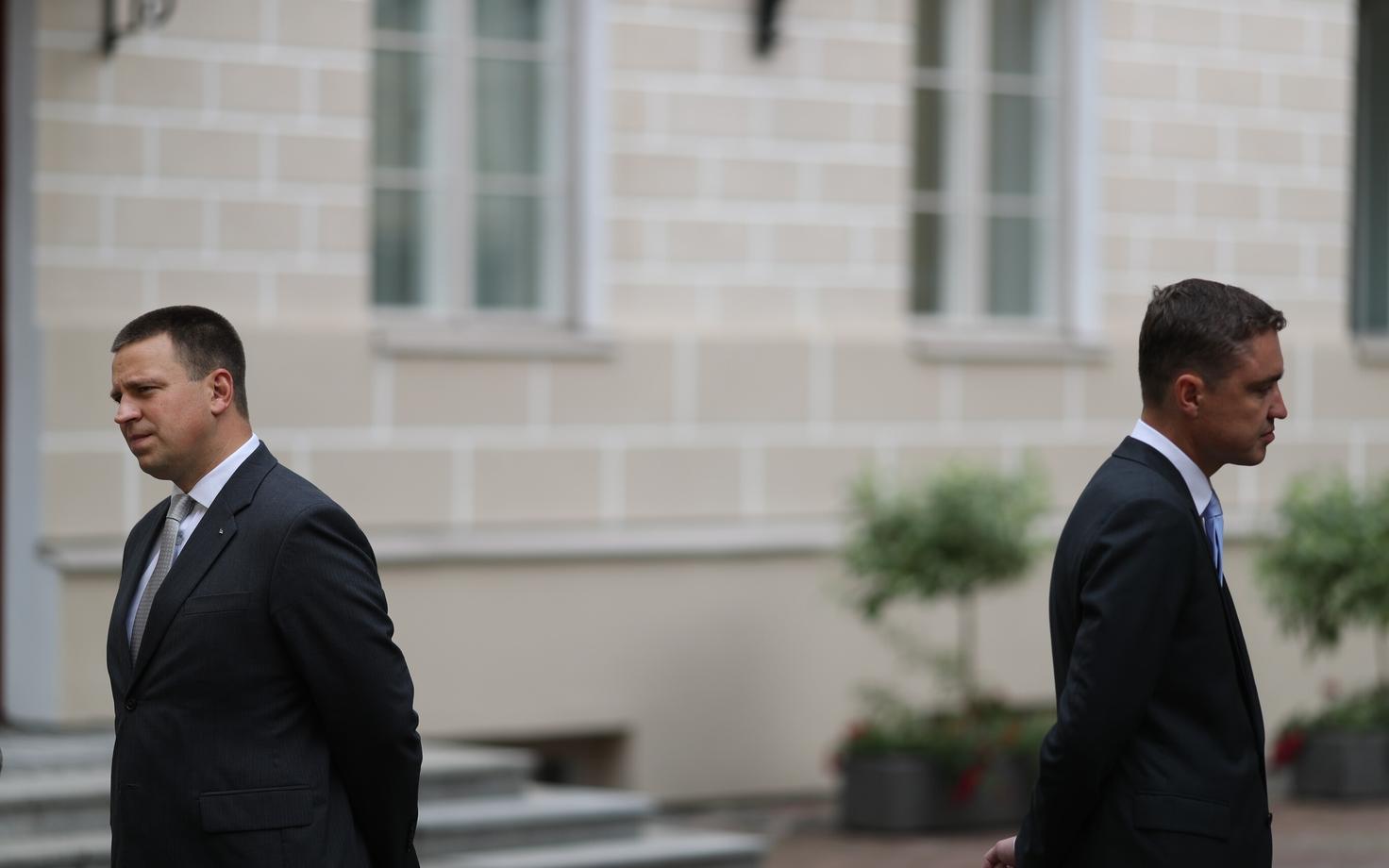 Jüri Ratas ja Taavi Rõivas Stenbocki maja ees endiste paeministrite fotoseina avamisel.
