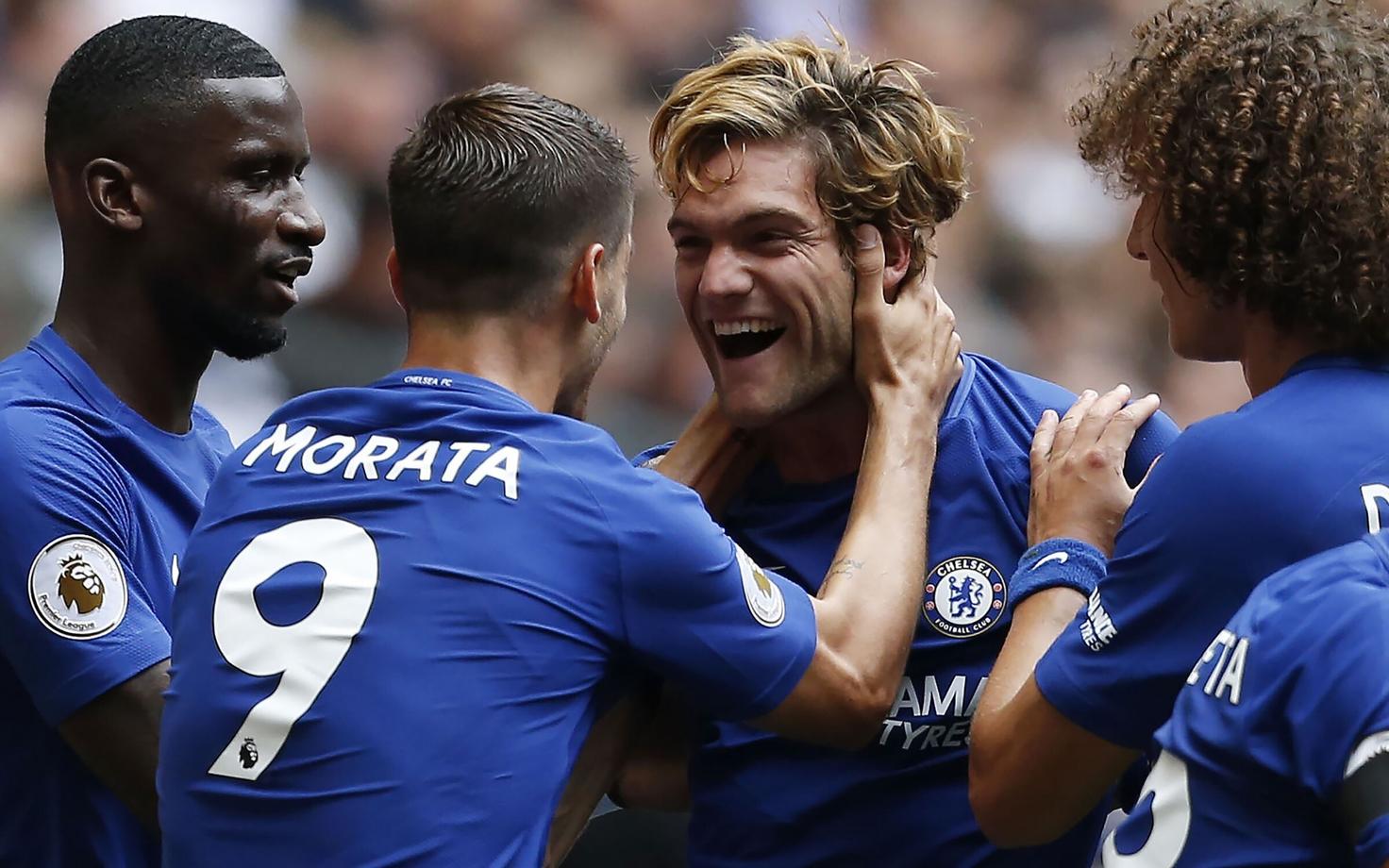 Meeskonnakaaslased õnnitlevad Chelsea kahe tabamuse autorit Marcos Alonsot