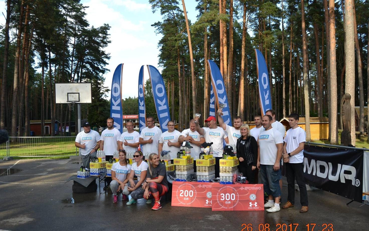 Romek Velt (punase nokkmütsiga) rammumeeste sarja võidukarikaga, mille ta peab nüüd loovutama.